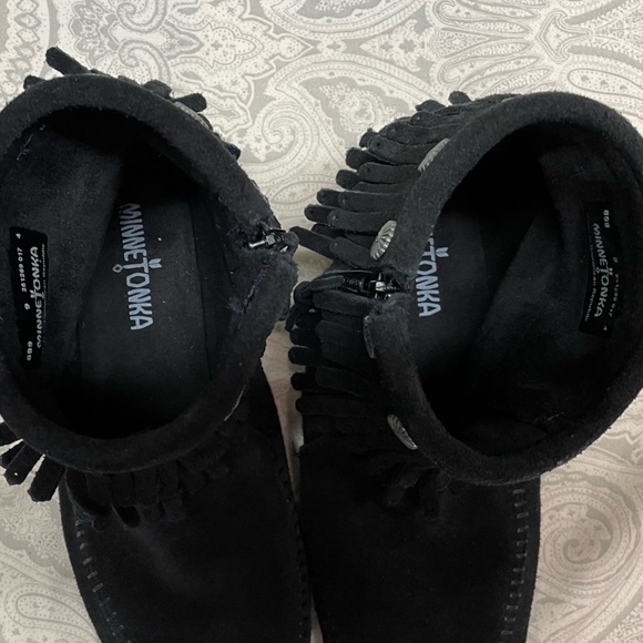 Minnetonka Sz 9m Woman’s black suede moccasins booties - Picture 6 of 8